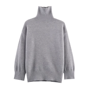 Gros plan du pull gris à col roulé montrant les finitions côtelées et la maille douce