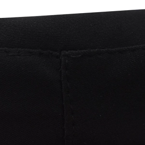 Gros plan sur la texture du cuir PU noir et les coutures précises de la casquette plate