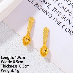 Vue détaillée de breloques cuillère dorées pour bijoux DIY avec dimensions en cm