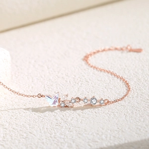 Bracelet élégant en argent rose gold avec papillon et pierres de zircone étincelantes