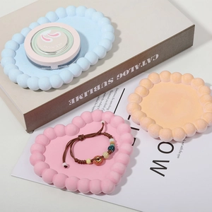 Detailopname van hart-, ovale en ronde dienbladen met bubbelrand in matte pastelkleuren