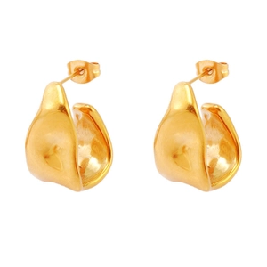 Minimalist irregular crumpled U-shaped stud earrings in polished 18K gold-plated stainless steel