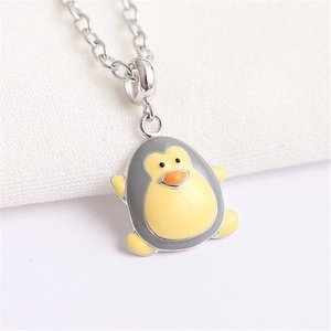 Gros plan d'un pendentif pingouin en argent S925 avec détails colorés en émail