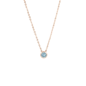 Detailaufnahme der rosévergoldeten Halskette mit rundem hellblauem Zirkonia-Anhänger