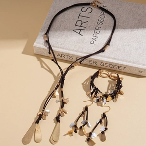 Parure de bijoux bohème avec pendentifs feuilles en métal et cordons en velours brun