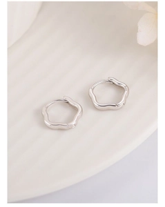 Detailed close-up showing the S925 sterling silver hallmark on the wavy hoop earring