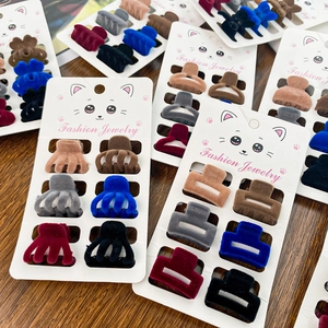 6er-Set beflockte Mini-Haarklammern in Vintage-Farben auf einer Holzoberfläche