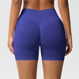 Gros plan sur le short de yoga bleu foncé sans couture à taille haute et effet push-up