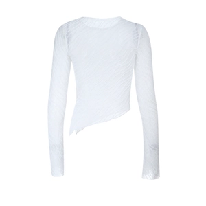Detail eines weißen Spitzentops mit plissiertem Stoff und asymmetrischem Saum