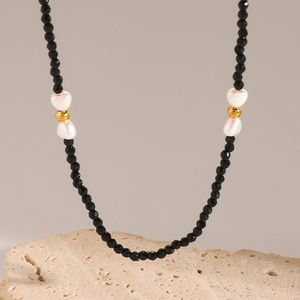 Collier élégant en acier inoxydable avec perles noires et perles en forme de cœur