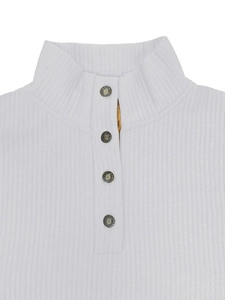 Gros plan du col en maille côtelée blanche avec quatre boutons en métal bronze sur pull