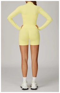 Vue arrière de l'ensemble de yoga jaune clair avec haut à manches longues et short