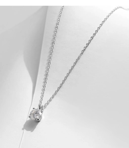 Primo piano di un ciondolo solitario in moissanite da 1 carato su catena in argento S925