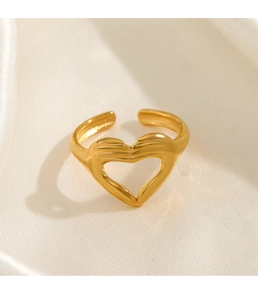 Bague ouverte geste de main en cœur doré sur tissu en soie blanche élégante