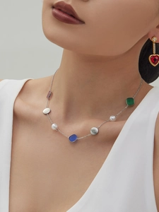 Detail einer farbenfrohen Edelstein-Perlenkette am Dekolleté mit 18k Goldbeschichtung