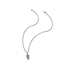 Collier punk en acier inoxydable avec pendentif plume vintage sur fond blanc pour un style rétro