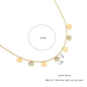 Détail du collier en acier doré avec pendentif œil de chat et dimensions précises