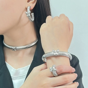 Parure bijoux argentée à nœud avec collier nervuré, bracelet, boucles et bague