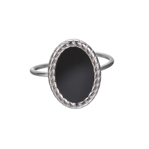Bague en acier titane avec pierre noire ovale et bordure torsadée argent sur fond blanc