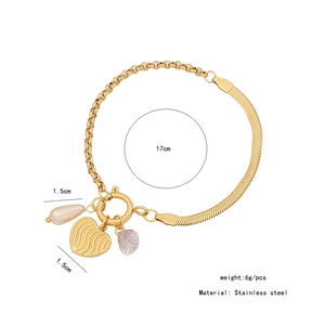 Dettaglio del bracciale da 17cm in acciaio inossidabile con ciondoli a cuore e misure