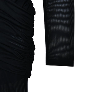 Dettaglio della manica in mesh e del corpetto a pieghe di questo body sexy nero con scollo a V