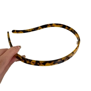 Vintage leopard print resin headband with stylish tortoiseshell pattern for women