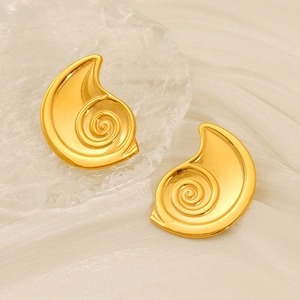Vue détaillée des boucles d'oreilles en forme de coquille d'escargot dorées 18K