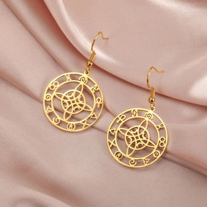 Detail von goldenen Edelstahl-Ohrringen mit keltischem Knoten und mystischen Symbolen