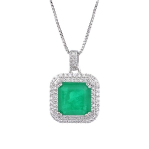 Collier halo en argent classique avec pierre émeraude verte et contour de diamants blancs