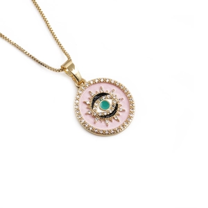 Collier œil porte-bonheur doré avec émail rose et cristaux sur une chaîne fine