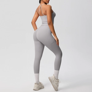 Détail d'un ensemble de yoga gris avec caraco dos nu et leggings avec poches latérales