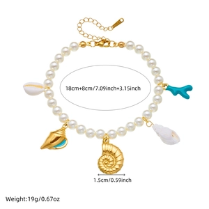 Bracelet en perles élégant avec conque dorée et pendentif en corail bleu