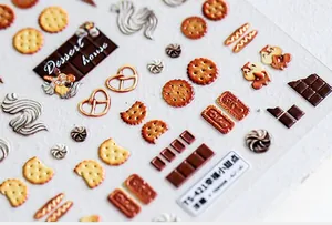 Macro di adesivi per unghie 5D con motivi di dessert 3D come biscotti e cioccolato lucido