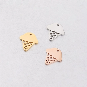 Detail van drie roestvrijstalen ijsje bedeltjes in goud, zilver en roségoud kleur
