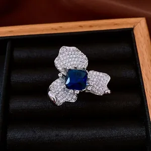 Bague fleur vintage avec zircon bleu carré et pétales pavés de micro-diamants