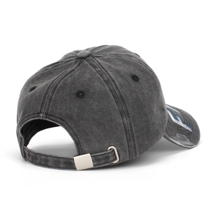 Dettaglio del cappellino in cotone lavato con fibbia in metallo regolabile e ricamo
