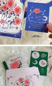 Détails d'un ensemble de papeterie avec roses, autocollants vintage et enveloppes