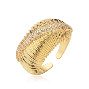 Nahaufnahme eines goldenen breiten Rings mit Streifentextur und Zirkonia-Besatz