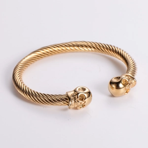 Bracciale maschile a cavo in acciaio inossidabile placcato oro 18k con teschi dorati