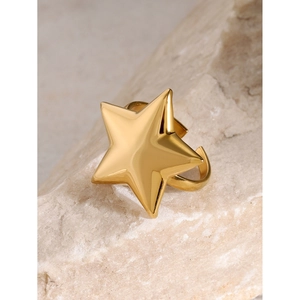 Close-up of a 18k gold-plated star ring displayed on a natural textured stone surface