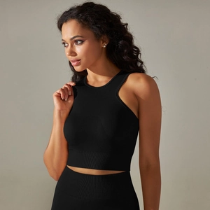 Details des schwarzen nahtlosen Strick-Crop-Tops mit Rundhalsausschnitt für Yoga