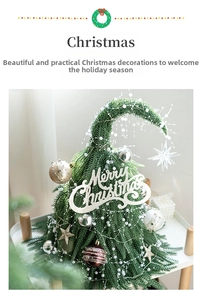 Détail d'un mini sapin de Noël de table avec plaque Merry Christmas et boules dorées
