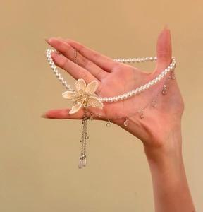 Detaillierte Ansicht einer eleganten Retro-Perlenkette mit einem Perlenblumen-Anhänger