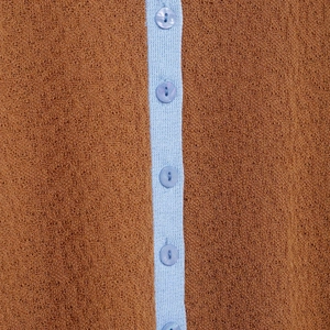 Damen Strickjacke mit braunem Texturgewebe und hellblauer Knopfleisten-Detailansicht