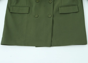 Dettaglio del blazer doppiopetto verde militare con bottoni e tasche con patta