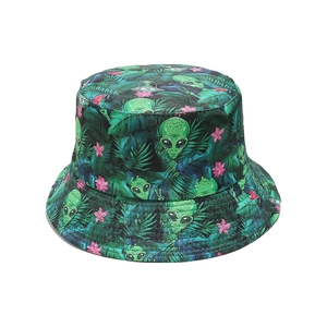 Détail d'un chapeau bob à imprimé tropical avec têtes d'extraterrestres et fleurs roses