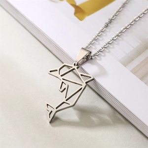 Gros plan d'un collier en acier inoxydable argenté avec un pendentif dauphin en origami