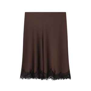 Dunkelbrauner Satin-Midirock mit elegantem schwarzem Spitzenbesatz auf weißem Hintergrund