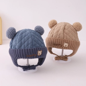 Winter-Kindermütze mit Ohrenklappen, niedlichen Bären-Pompons und warmem Steppmuster