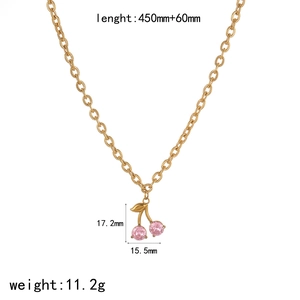 Collana con ciondolo a ciliegia dorata con zirconi rosa e dimensioni su sfondo bianco